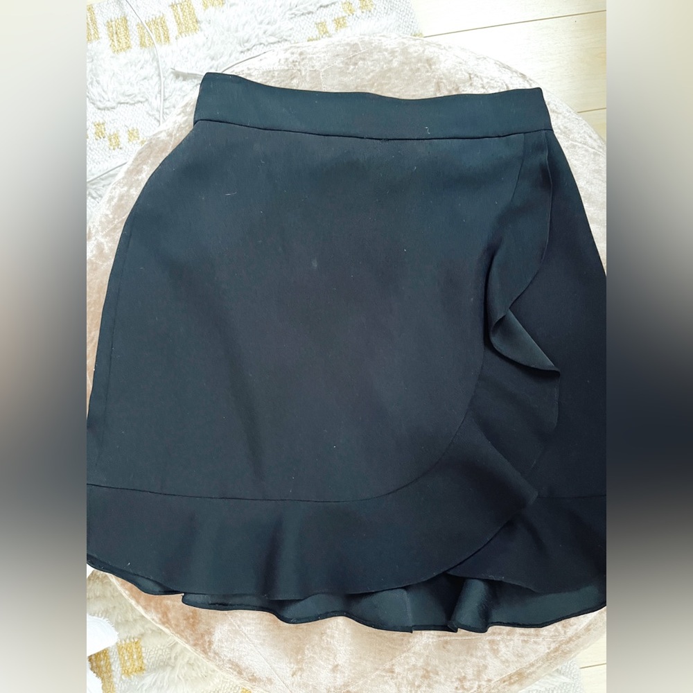Black Club Monaco ruffle edge skirt